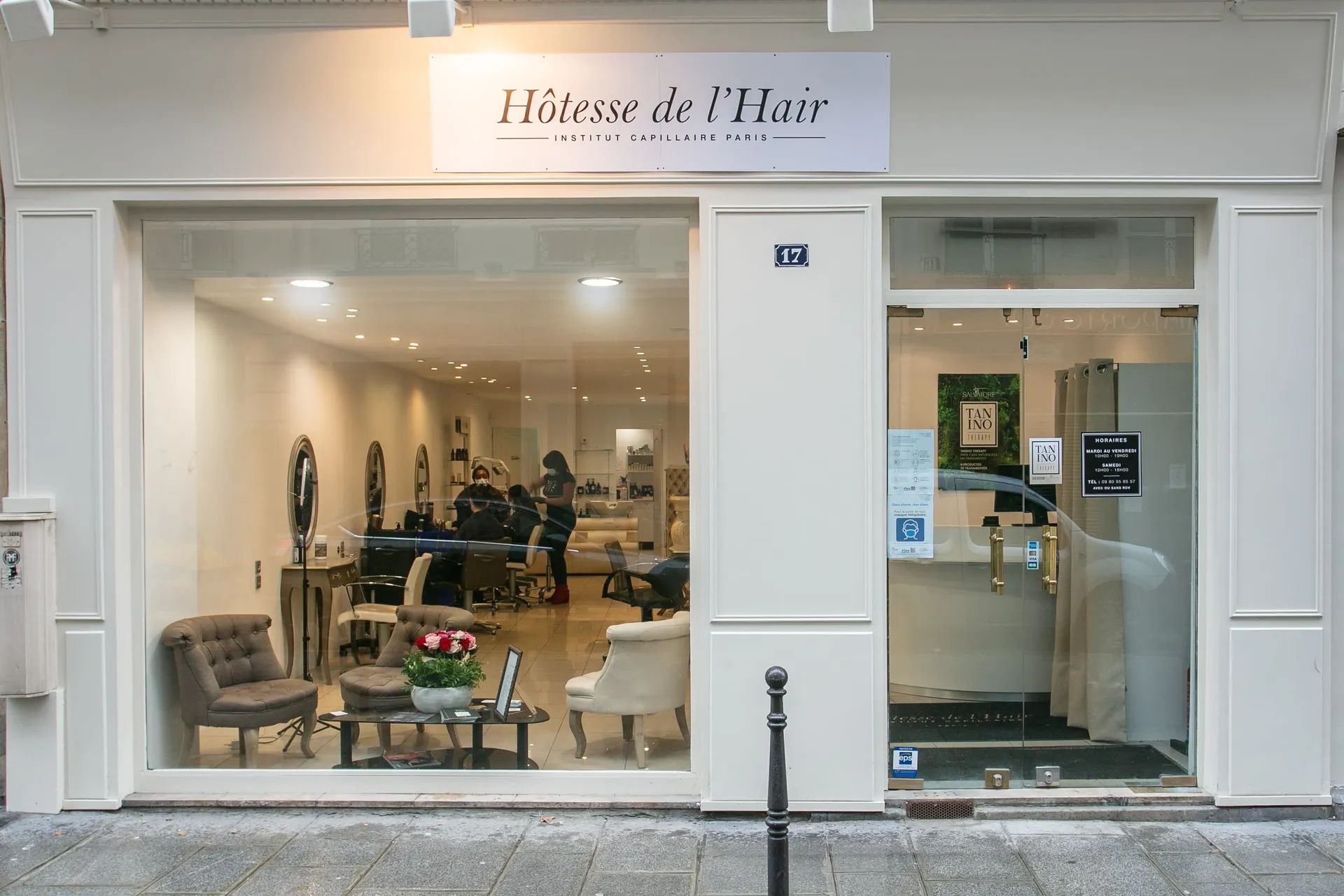 La devanture blanche de l’Hôtesse de l’Hair au 17 rue du Roule, avec l’enseigne « Institut capillaire Paris »