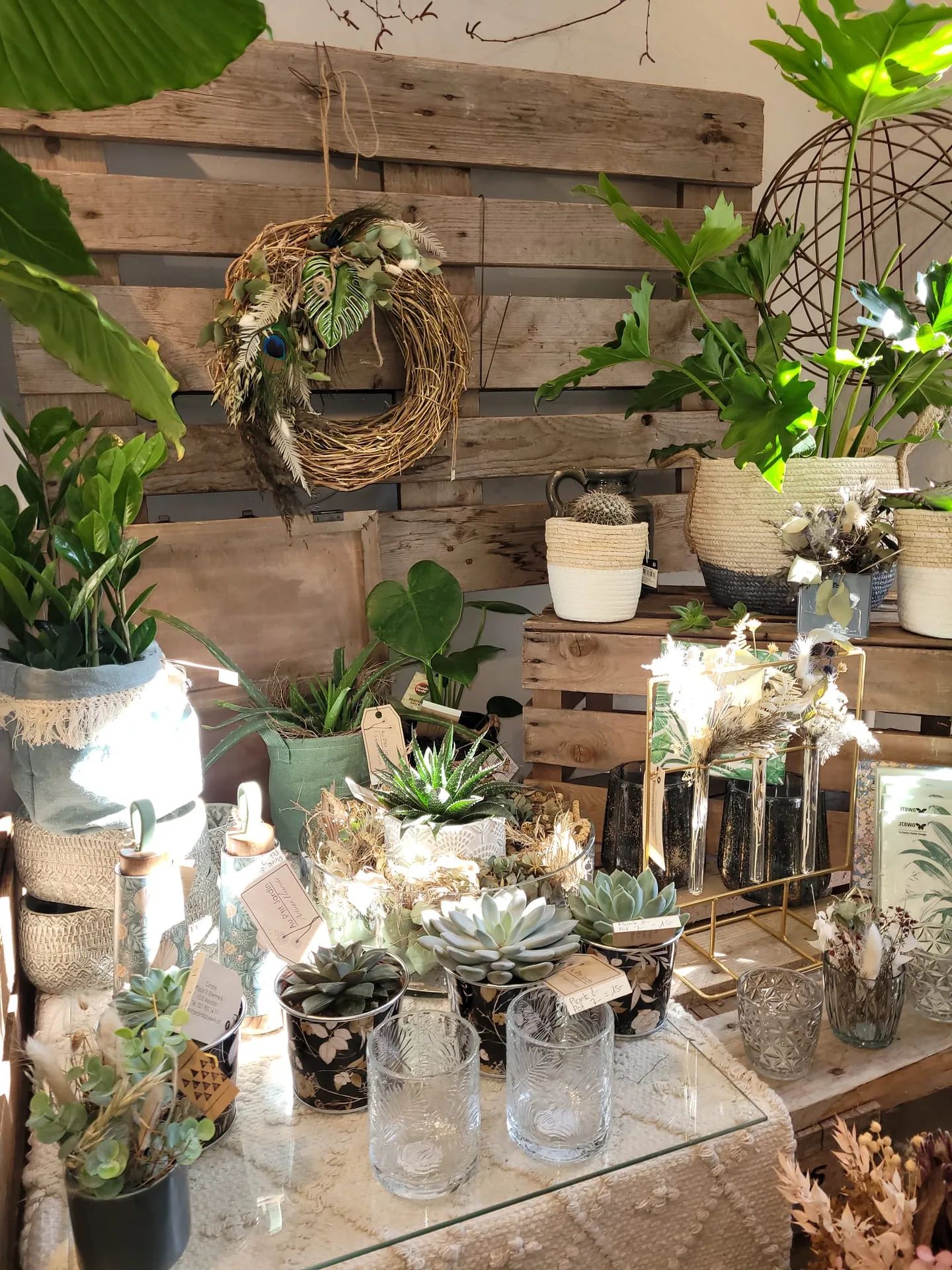 Couronne de saison sur une palette, succulentes et plantes vertes