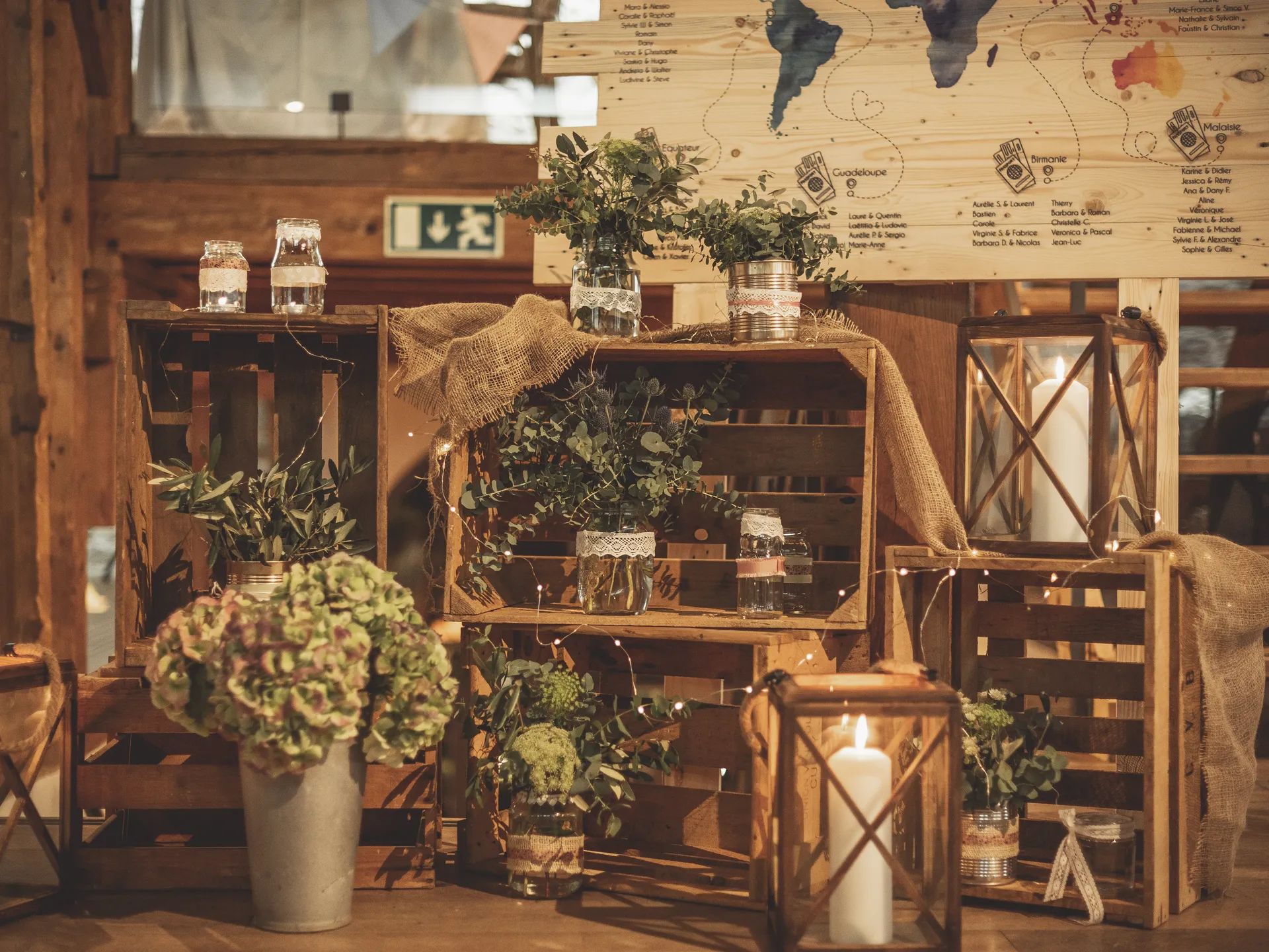 Caisses en bois garnies de verdure et d’hortensias, lanternes et bougies