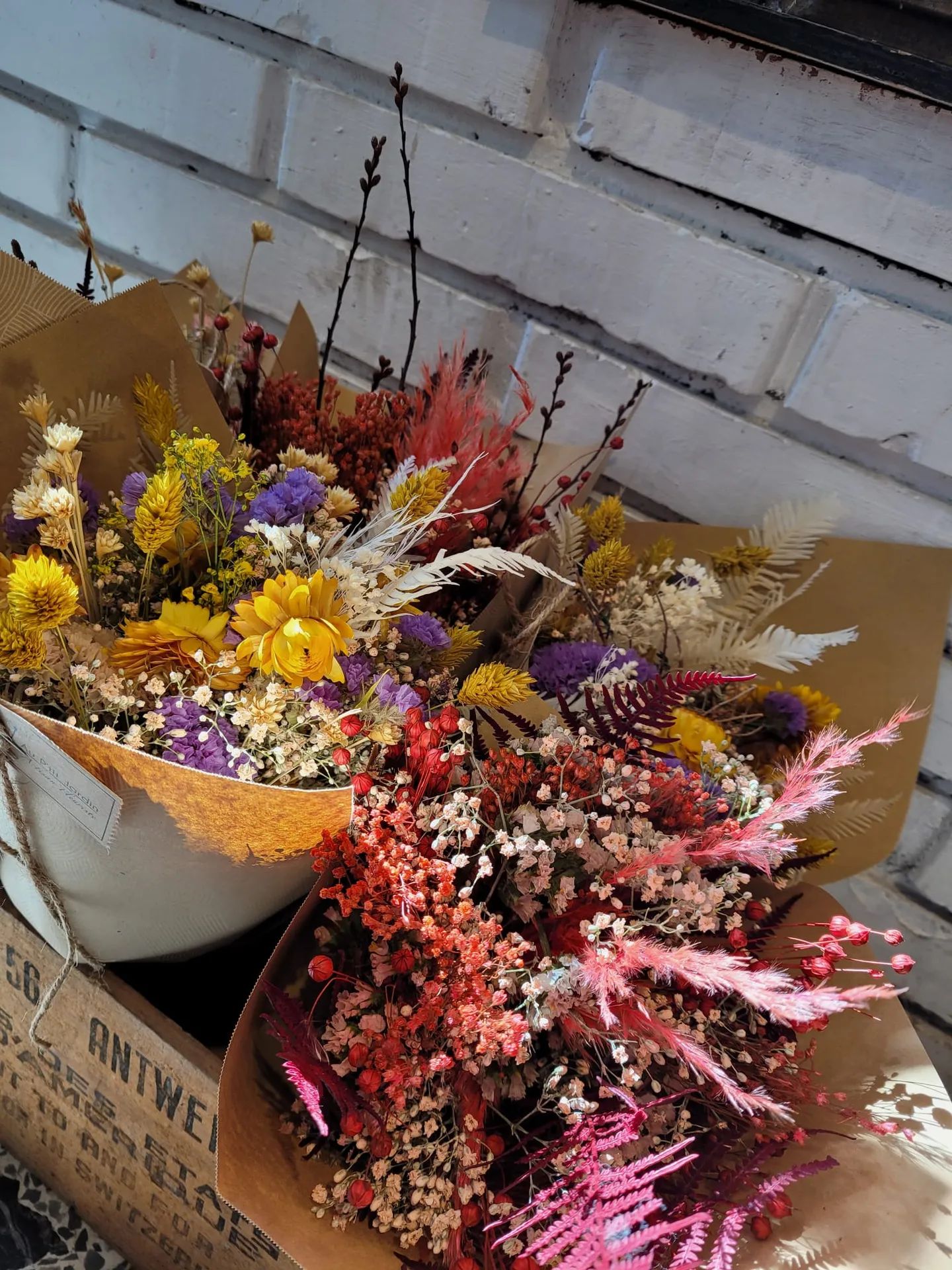 Bouquets de fleurs séchées colorées emballés dans du papier kraft