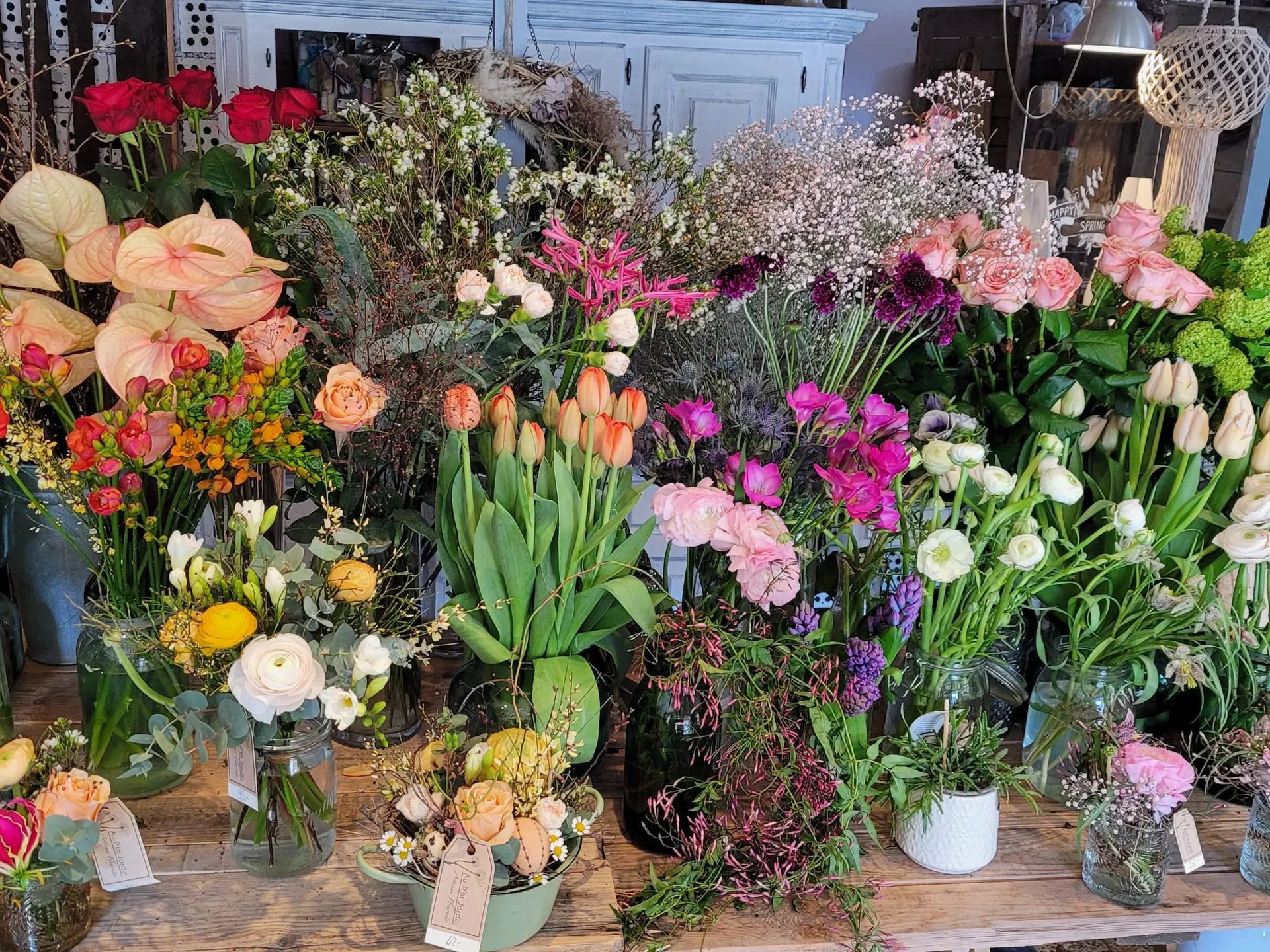 Seaux de fleurs coupées de saison : tulipes, renoncules et roses