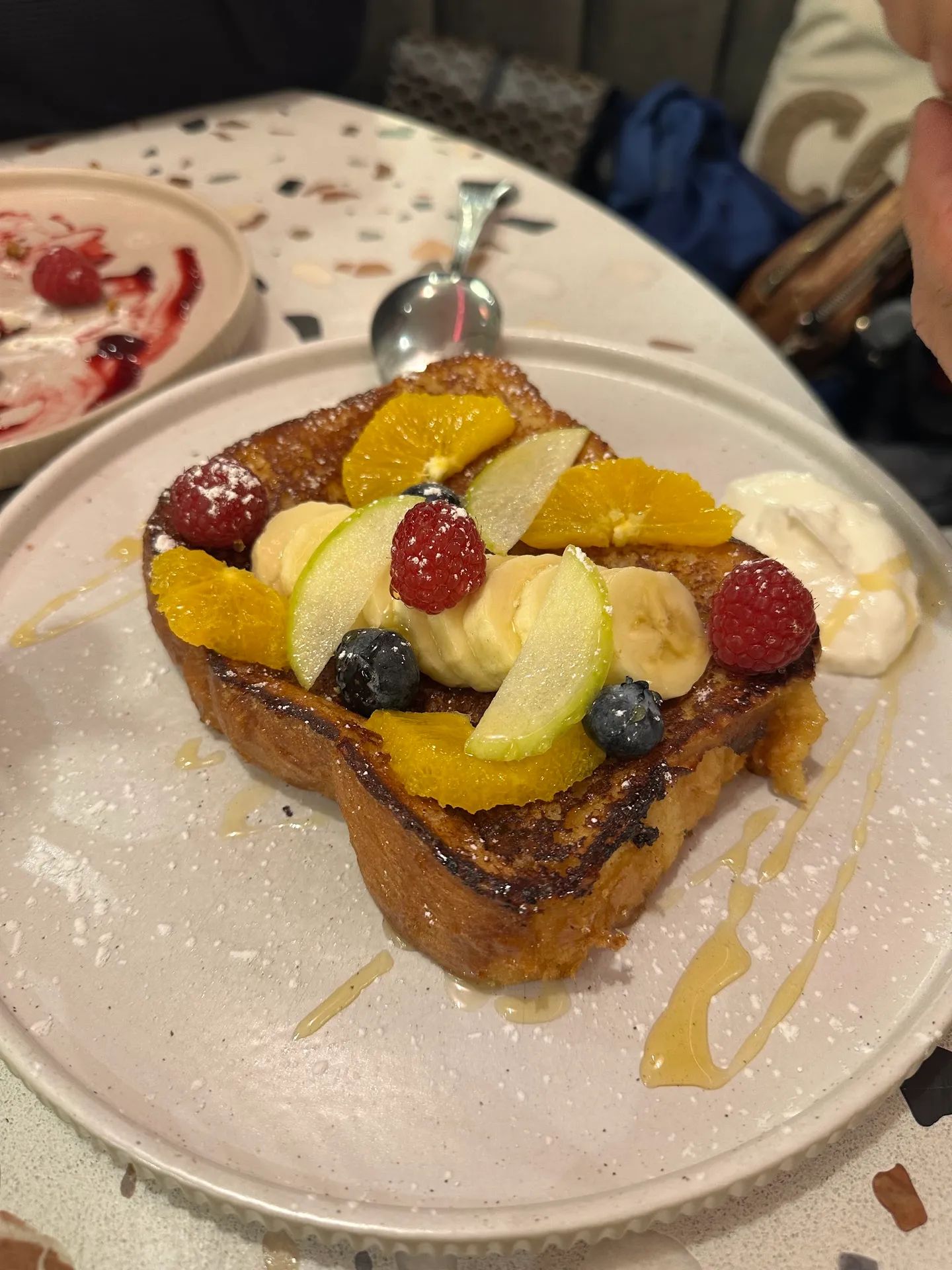 Pain perdu brioché au caramel, fruits frais et crème
