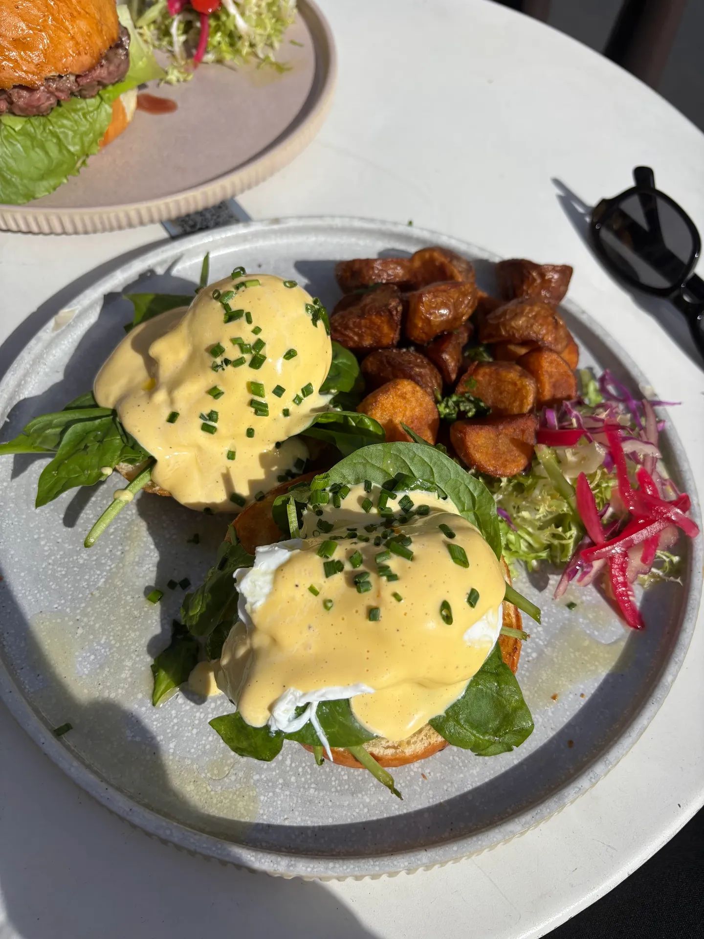 Œufs Bénédicte, sauce hollandaise, pommes de terre et salade