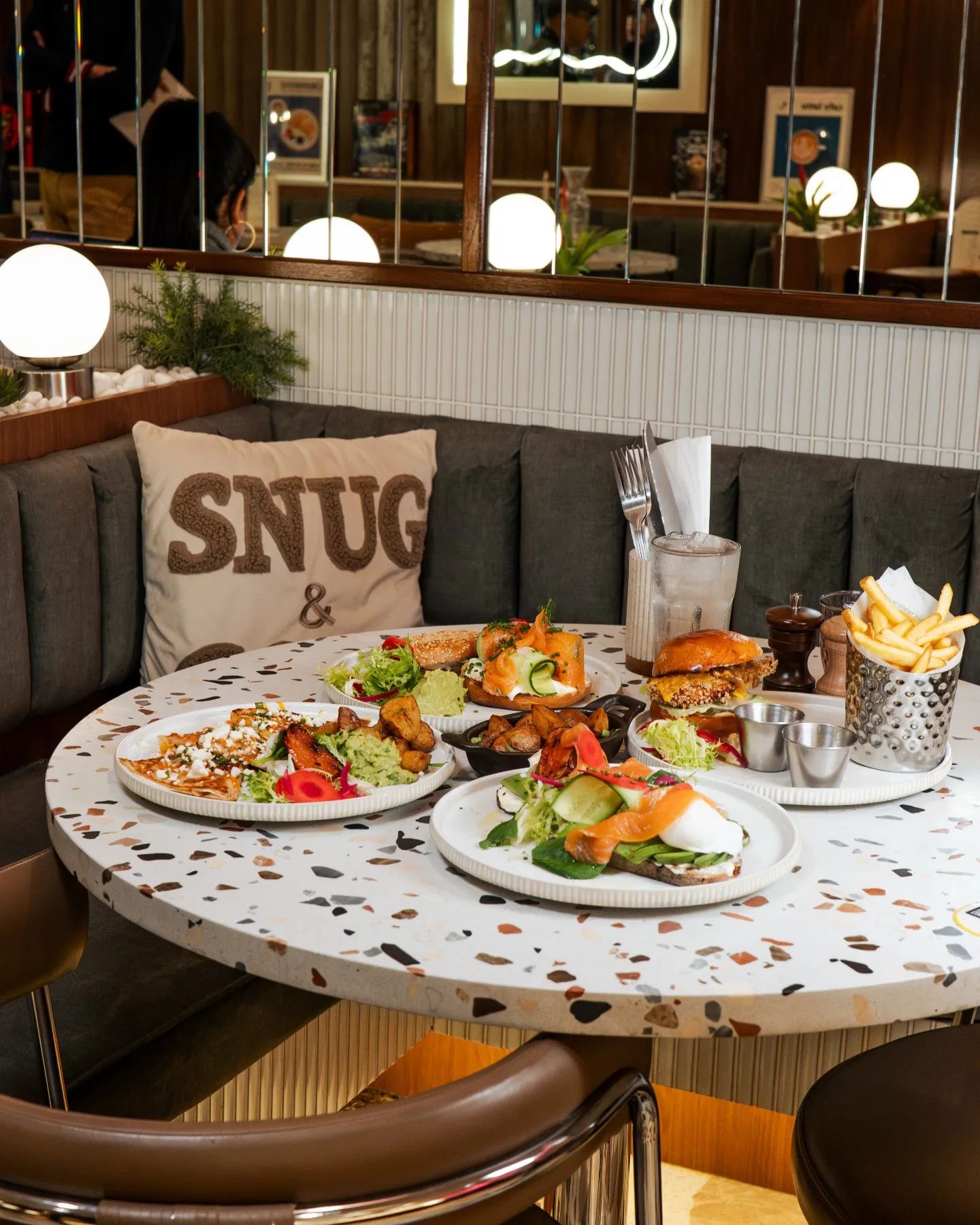 Burger et frites sur une table en terrazzo